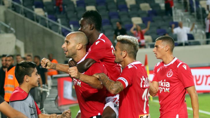 שחקני הפועל תל אביב חוגגים