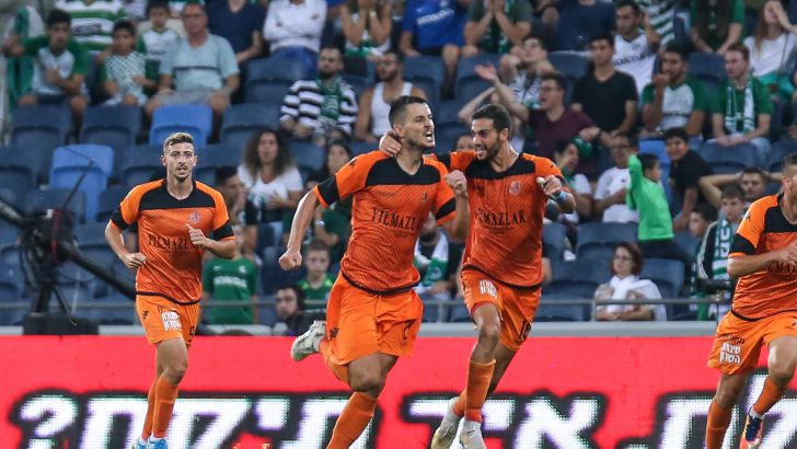 שחקני בני יהודה חוגגים