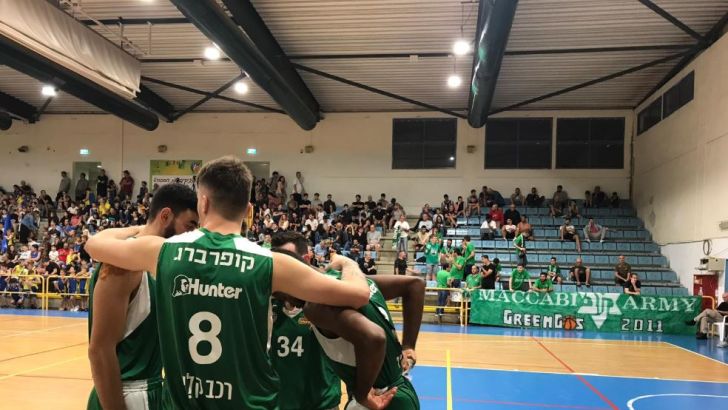 שחקני מכבי חיפה חוגגים