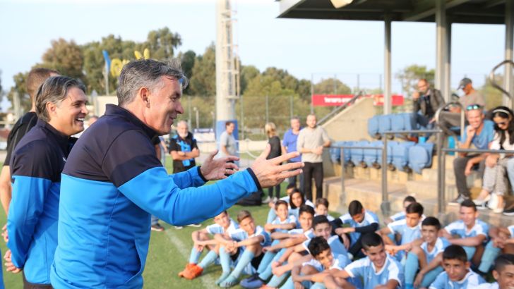 וילי רוטנשטיינר עם ילדי האקדמיה לכדורגל