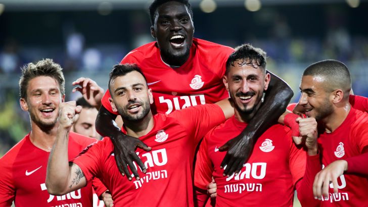 שחקני מ.ס. אשדוד חוגגים