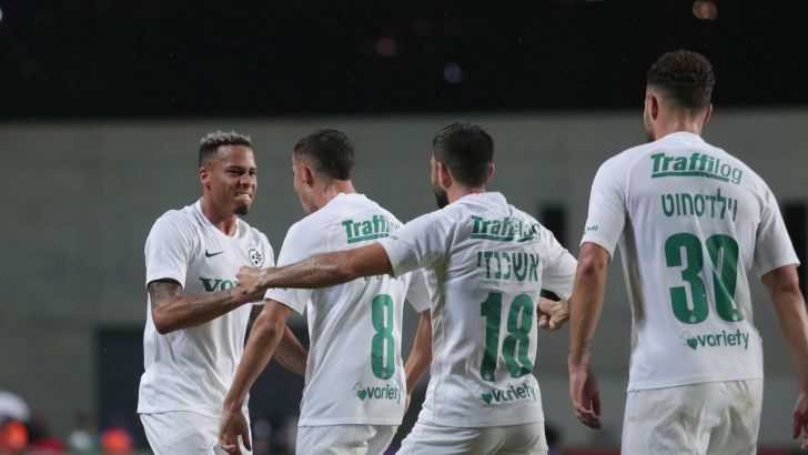 שחקני מכבי חיפה חוגגים