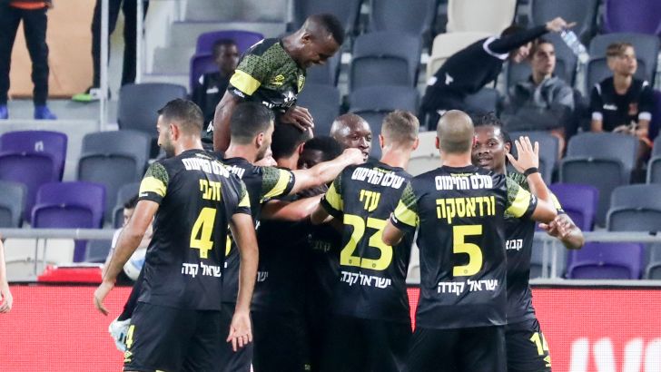 שחקני בית"ר ירושלים חוגגים