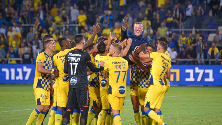 שחקני מכבי תל אביב חוגגים