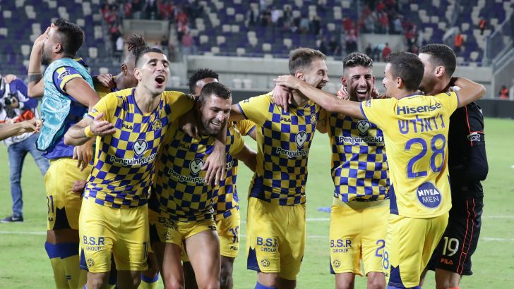 שחקני מכבי תל אביב חוגגים