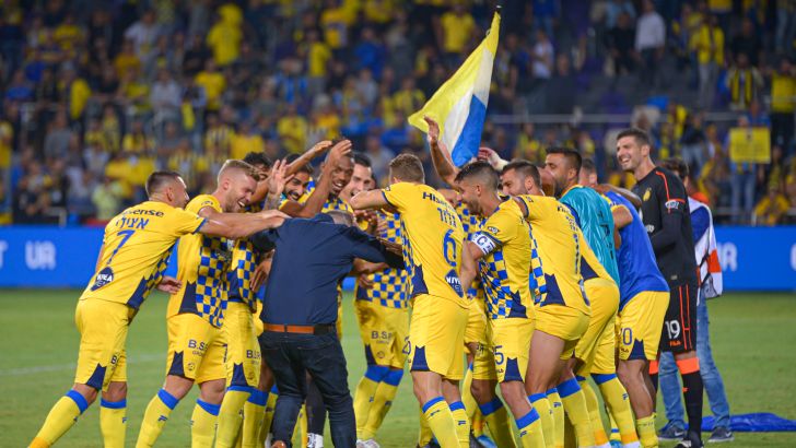 שחקני מכבי תל אביב חוגגים