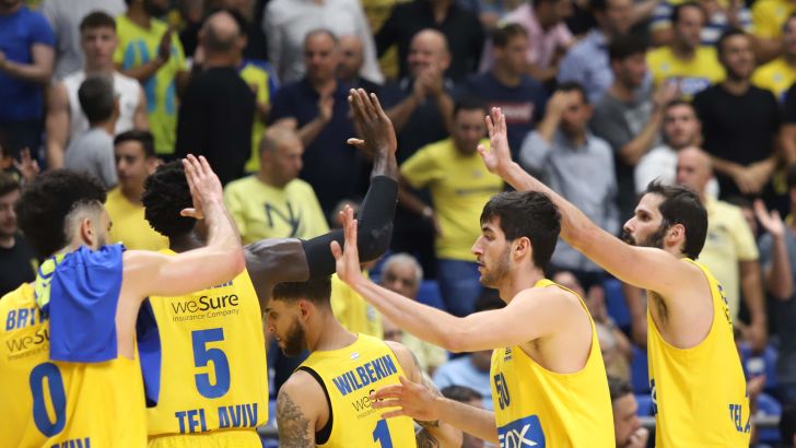 שחקני מכבי תל אביב חוגגים