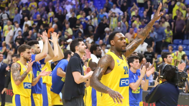 שחקני מכבי תל אביב חוגגים