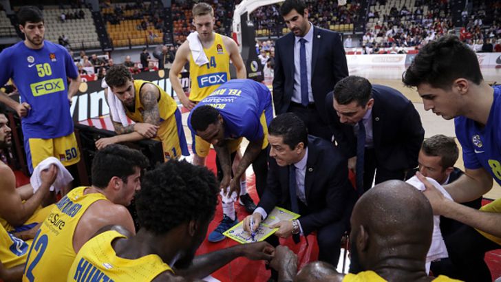 יאניס ספרופולוס ושחקני מכבי ת"א בפיראוס