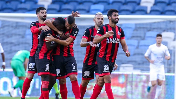 שחקני הפועל חיפה חוגגים