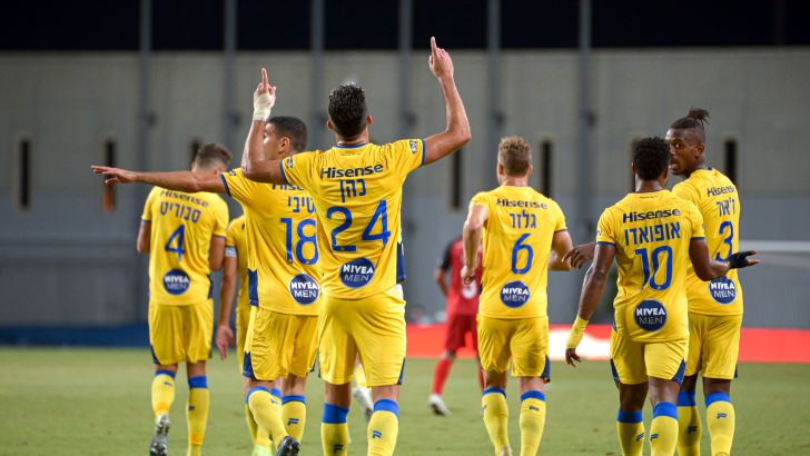 שחקני מכבי תל אביב חוגגים