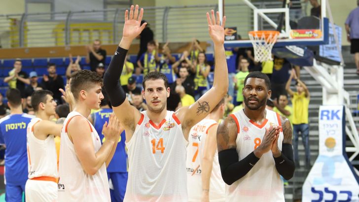 שחקני מכבי ראשון לציון חוגגים