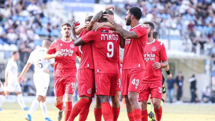 שחקני הפועל תל אביב חוגגים