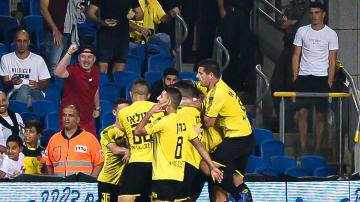 שחקני מכבי נתניה חוגגים