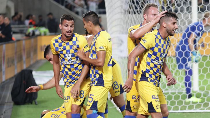 שחקני מכבי תל אביב חוגגים