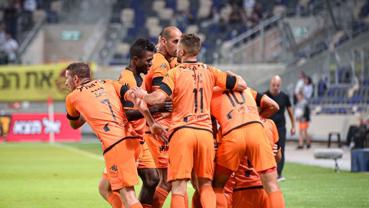 שחקני בני יהודה חוגגים