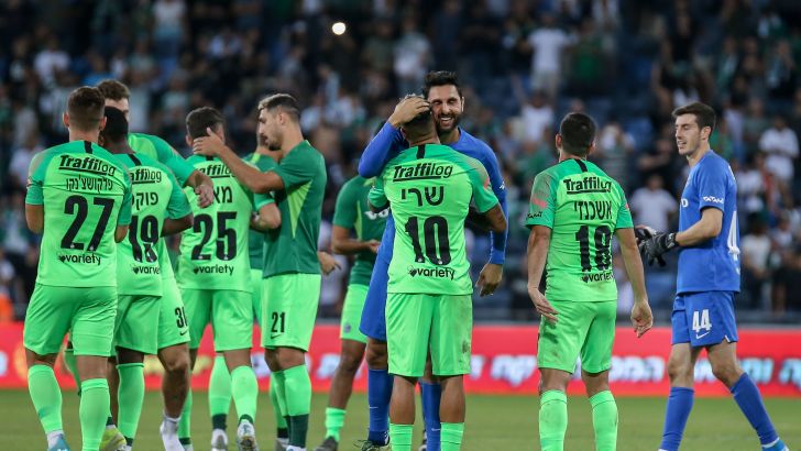 שחקני מכבי חיפה חוגגים