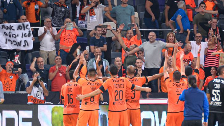 שחקני בני יהודה חוגגים