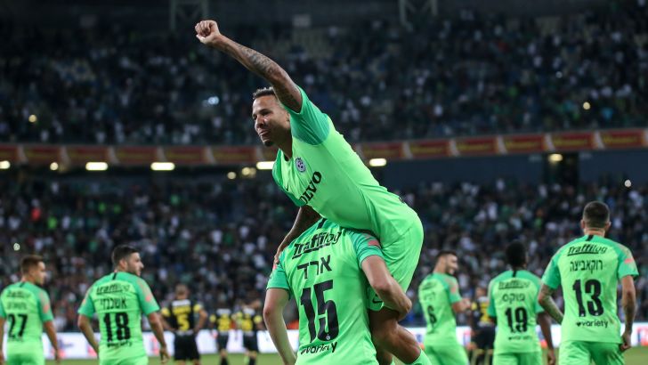 שחקני מכבי חיפה חוגגים