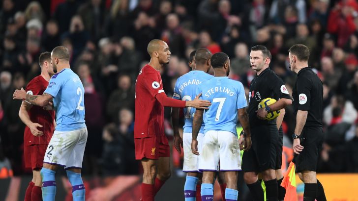 שחקני מנצ'סטר סיטי והשופט