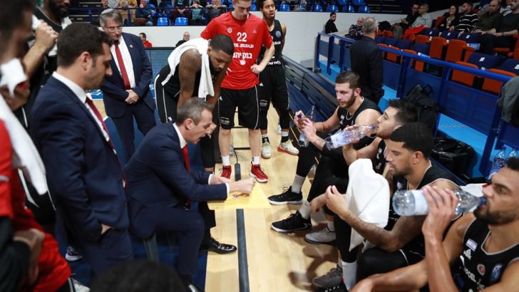 עודד קטש עם שחקני הפועל ירושלים