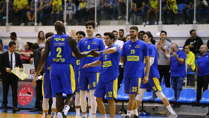 שחקני מכבי תל אביב חוגגים