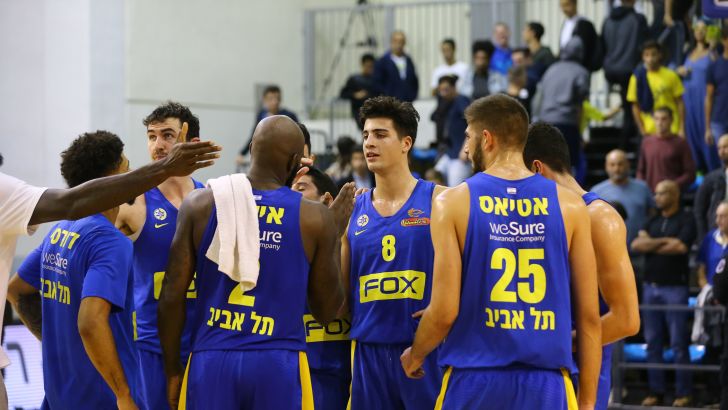 שחקני מכבי תל אביב חוגגים