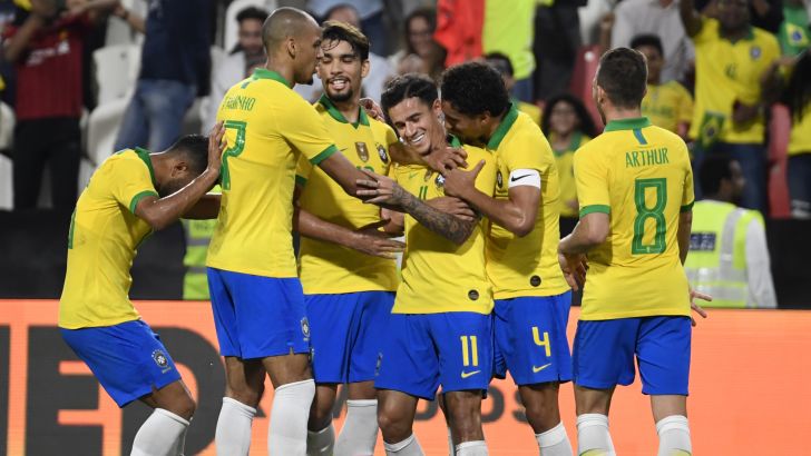 פיליפה קוטיניו ושחקני ברזיל חוגגים