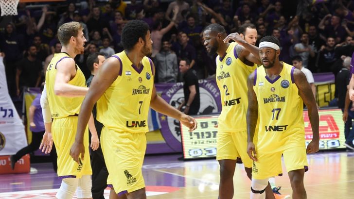 שחקני הפועל חולון חוגגים