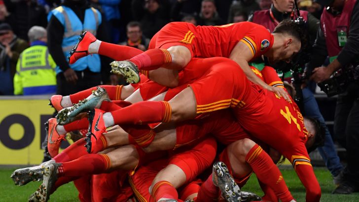 שחקני נבחרת וויילס חוגגים