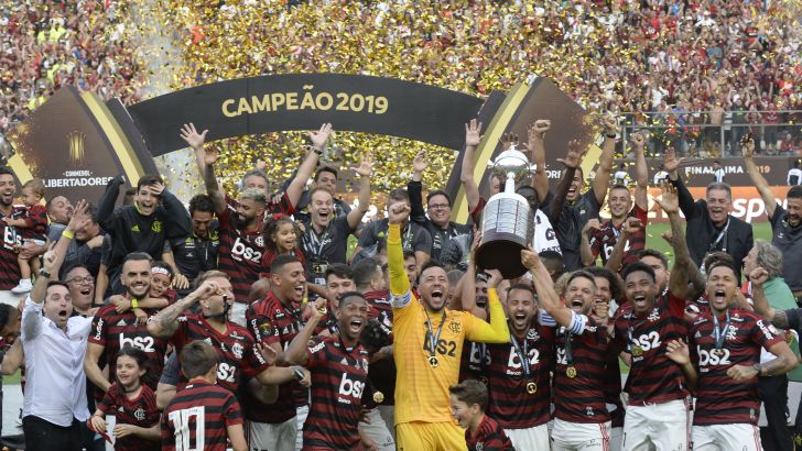 פלמנגו מניפה את גביע ליברטדורס