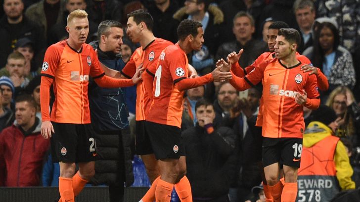 מנור סולומון חוגג עם שחקני שחטאר