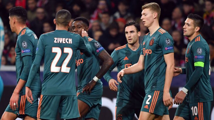 שחקני אייאקס חוגגים