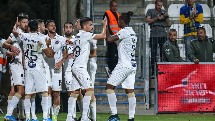 שחקני מכבי תל אביב חוגגים