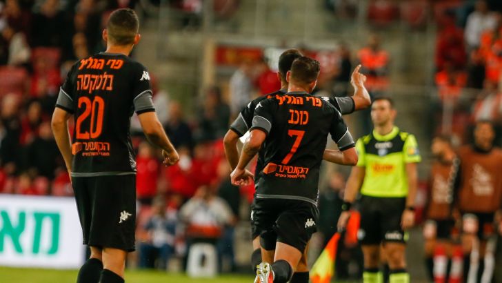 שחקני בני יהודה חוגגים