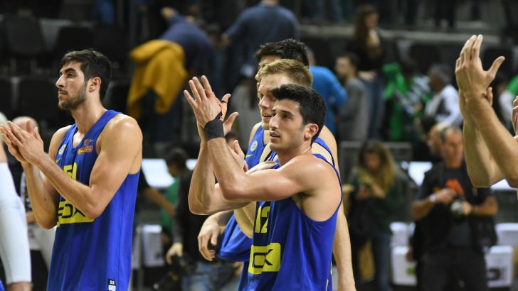 שחקני מכבי תל אביב חוגגים