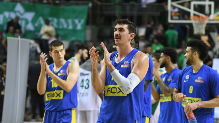 שחקני מכבי תל אביב חוגגים