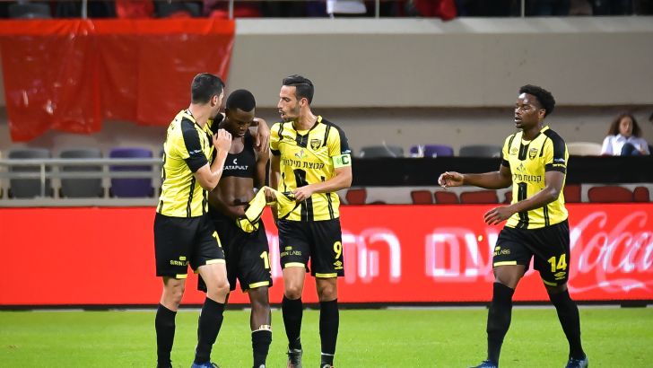 שחקני בית"ר חוגגים