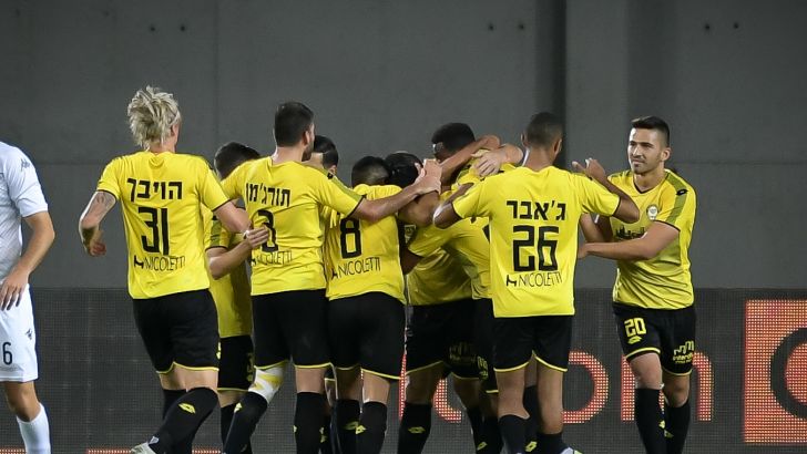 שחקני מכבי נתניה חוגגים