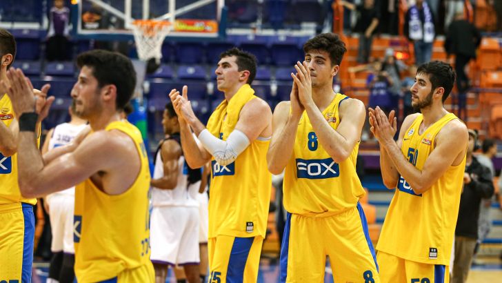 שחקני מכבי תל אביב חוגגים