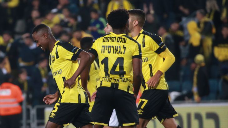 שחקני בית"ר ירושלים חוגגים