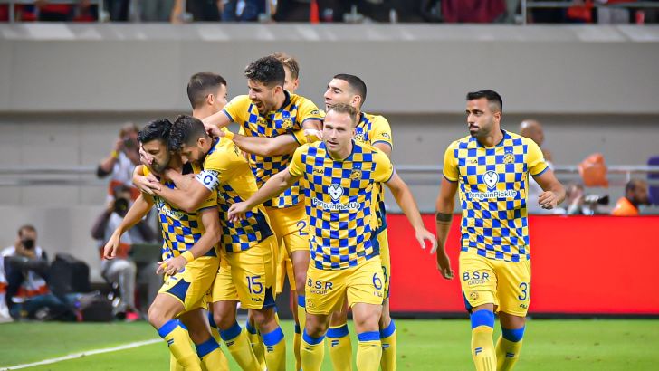 שחקני מכבי תל אביב חוגגים