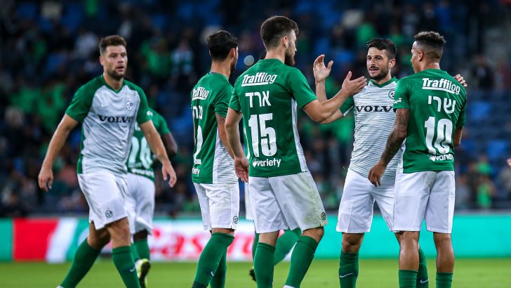 שחקני מכבי חיפה חוגגים