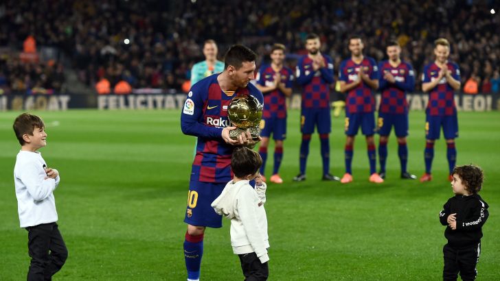 ליאו מסי עם כדור הזהב