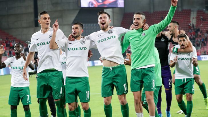 שחקני מכבי חיפה חוגגים