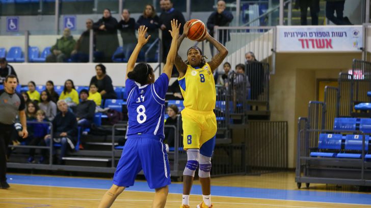 קריסטל ברדפורד מול טל לב