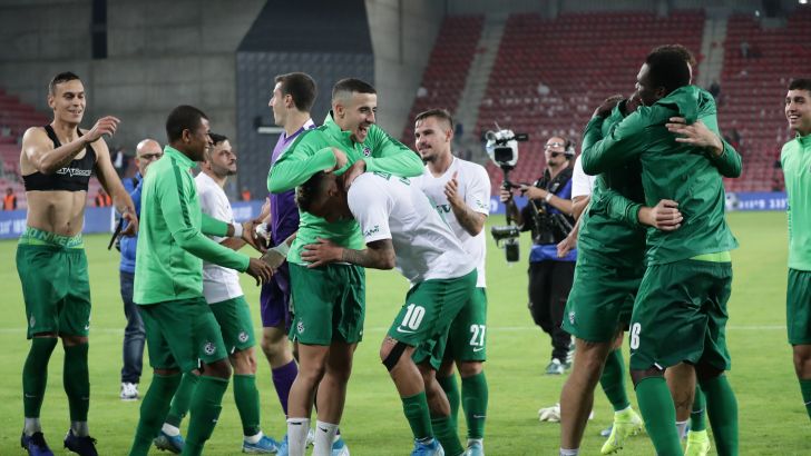 דולב חזיזה ושחקני מכבי חיפה