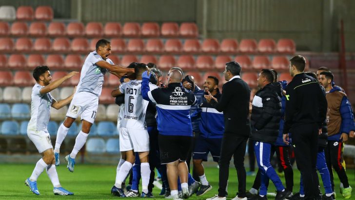 שרון מימר חוגג עם שחקני חדרה