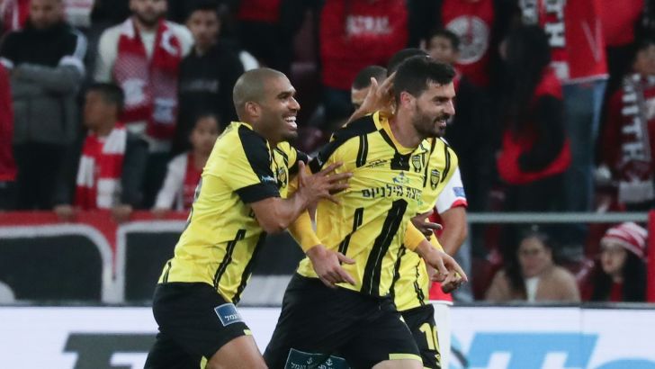 שחקני בית"ר ירושלים חוגגים