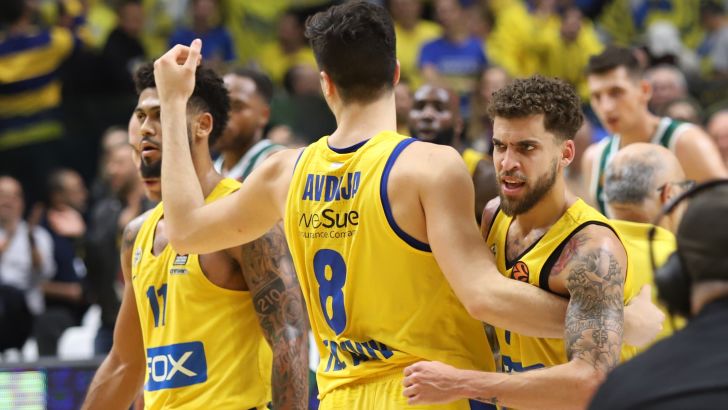 שחקני מכבי תל אביב חוגגים